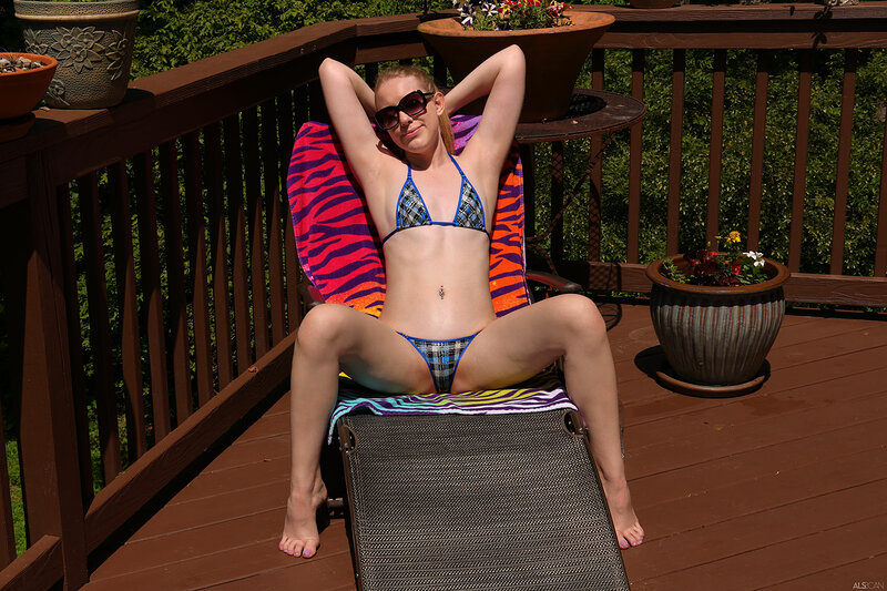 Елена, 24 года, 0 размер груди