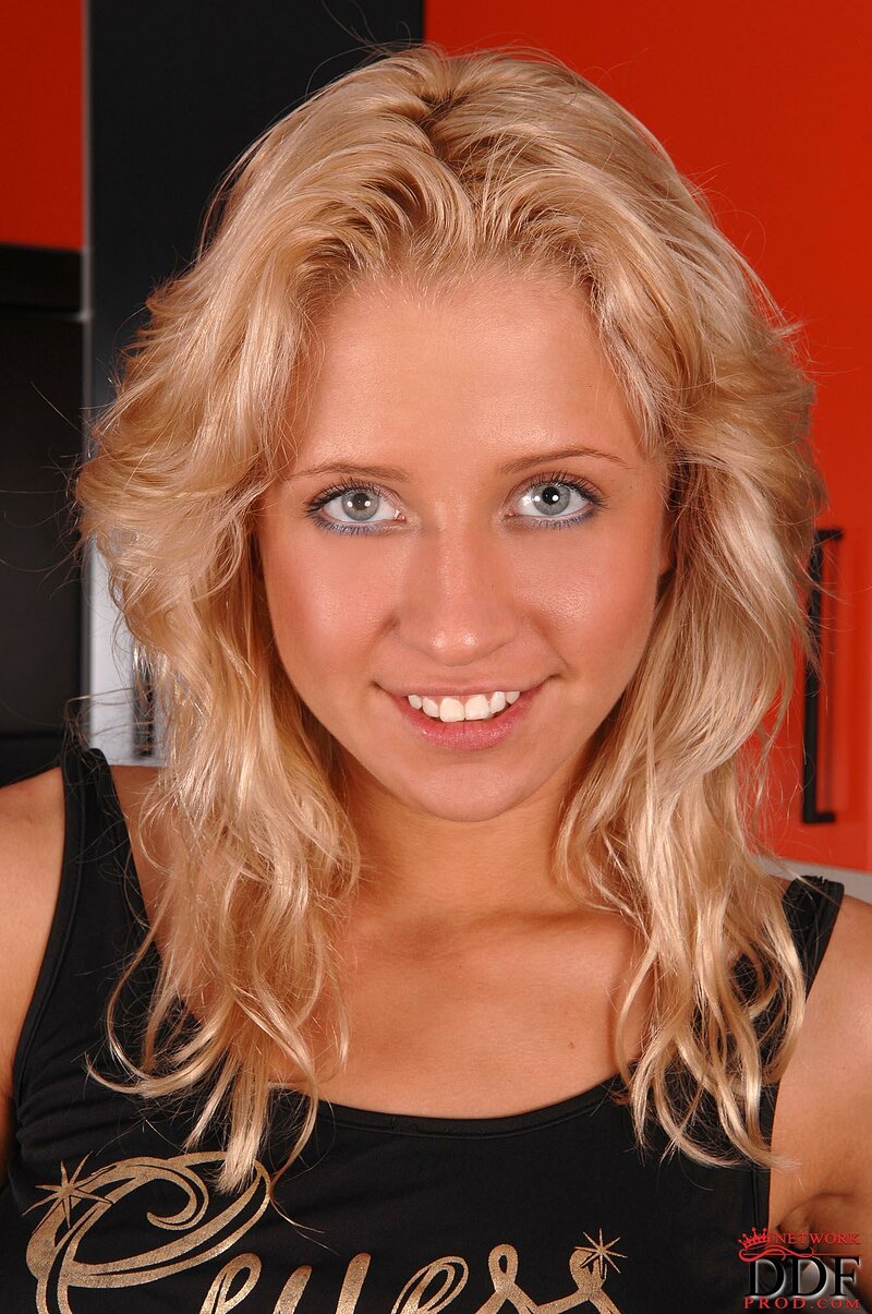 Алечка, 23 года, 2 размер груди